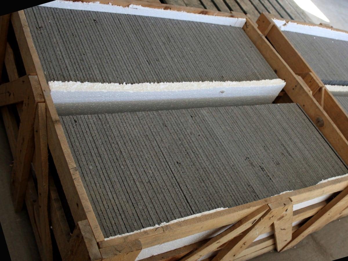 Gesägte Platten in Holzgestellen, Kanten mit Schaumstoff geschützt
